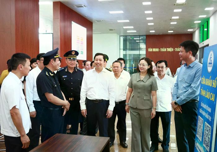 Bí thư Tỉnh ủy Dương Quốc Huy và đoàn công tác thăm Cửa khẩu Quốc tế đường bộ số II Kim Thành, phường Lào Cai.
