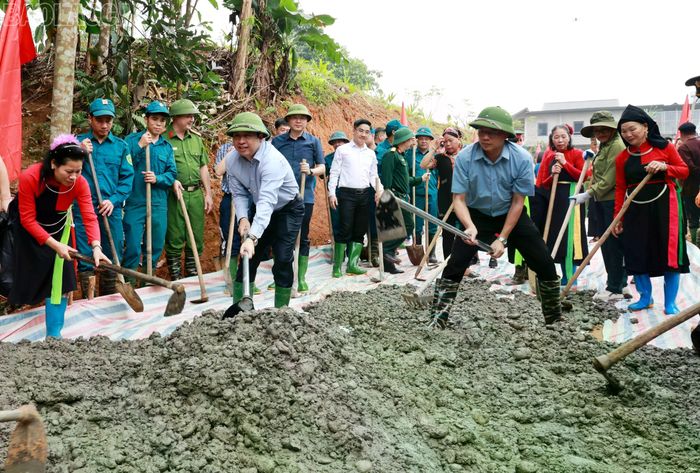 Đồng chí Dương Quốc Huy, Ủy viên Ban Chấp hành Trung ương Đảng, Bí thư Tỉnh ủy cùng người dân xã Trấn Yên ra quân làm đường giao thông nông thôn.