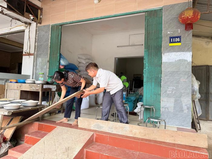 Gia đình ông Lý Xuân Thành luôn sẵn sàng các phương án để chủ động mỗi khi mưa lớn.