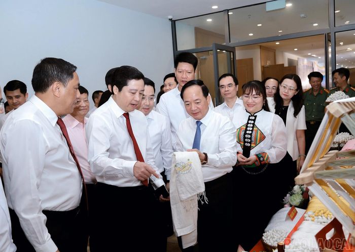 Các đại biểu tham quan không gian trưng bày mô hình tại hội thảo.