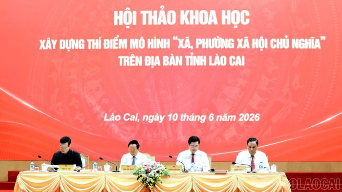Các đồng chí chủ trì hội thảo.
