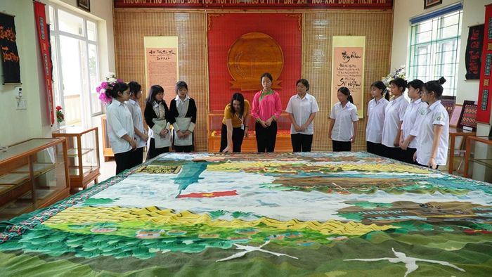 Năm 2024, tấm tranh thêu thổ cẩm “Trường học vùng cao” xuất sắc xác lập “Kỷ lục Việt Nam”.