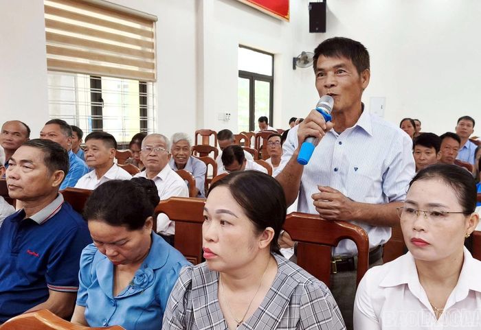 Cử tri các xã phát biểu tại hội nghị.