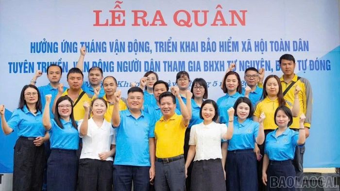 BHXH cơ sở Mường Khương phối hợp với Bưu điện tổ chức lễ ra quân tuyên truyền, vận động người dân tham gia BHXH tự nguyện, BHYT tự đóng.