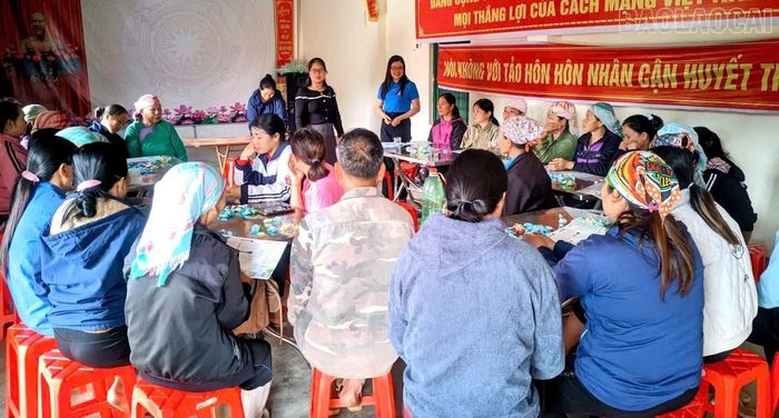 Công tác tuyên truyền chính sách BHXH, BHYT được lồng ghép tại các cuộc họp thôn, sinh hoạt cộng đồng.