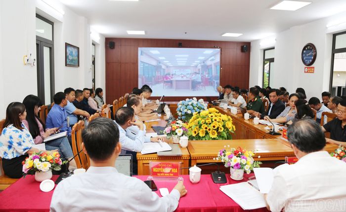 Hội nghị được tổ chức theo hình thức trực tiếp kết hợp với trực tuyến.