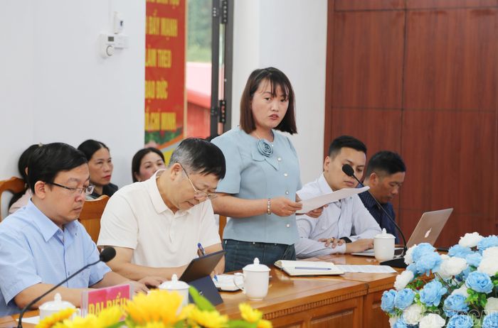 Cử tri cụm xã Lùng Phình phát biểu ý kiến.