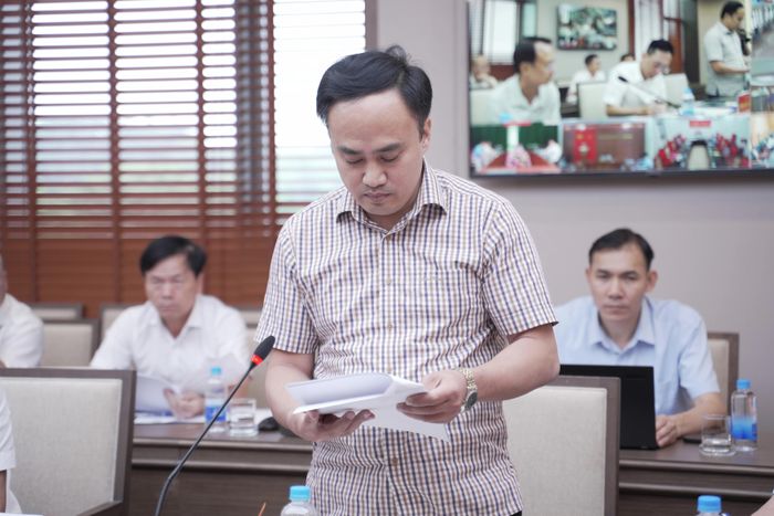 Lãnh đạo Sở Công Thương báo cáo tình hình cung ứng điện và giải pháp bảo đảm cung ứng điện trên địa bàn tỉnh.