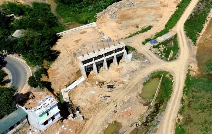 Hệ thống cửa xả của hồ đã hoàn thành.