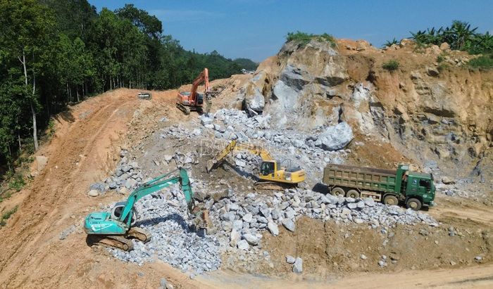 Đơn vị thi công gặp khó khăn do phải phá đá làm đường ven hồ.