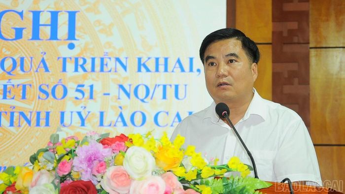 Hiệu trưởng Trường Tiểu học và Trung học cơ sở Tuy Lộc trình bày tham luận về thực trạng và giải pháp đẩy lùi thuốc lá điện tử và ma túy học đường.