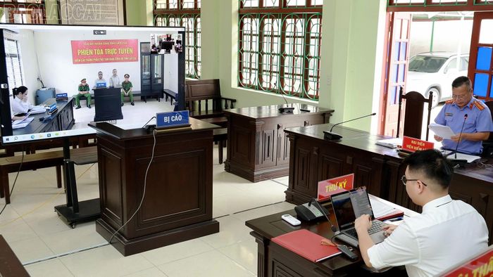 Một vụ án xét xử lưu động với điểm cầu kết nối từ phường Nghĩa Lộ với Trại tạm giam cơ sở 1 Lào Cai và phòng xử án Tòa án nhân dân tỉnh Lào Cai.