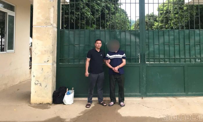 Công an xã Lục Yên phối hợp cưỡng chế đối tượng trốn thi hành quyết định cai nghiện bắt buộc.
