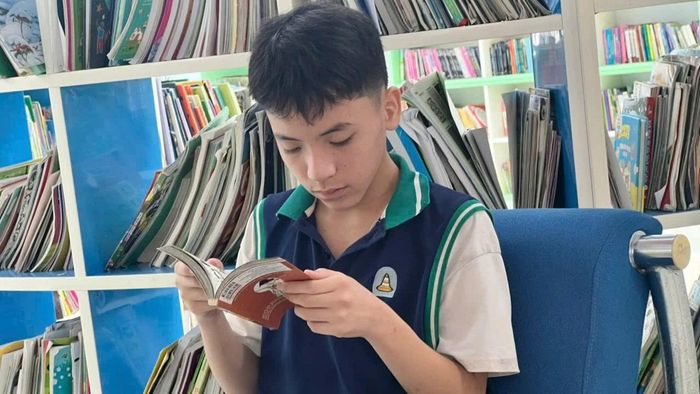 Em Phạm Quốc Tuấn (xã Mậu A) say sưa theo dõi từng tình tiết truyện “Thám tử lừng danh Conan”.
