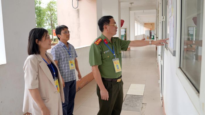Đoàn công tác kiểm tra tại điểm thi Trường THPT Chuyên Nguyễn Tất Thành.