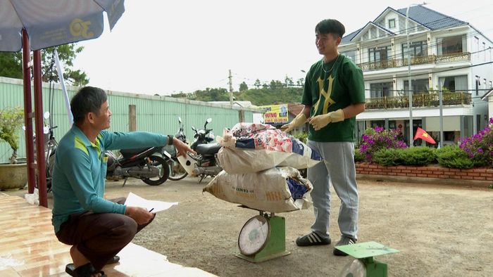 Nông dân Lang Biang đổi rác lấy quà