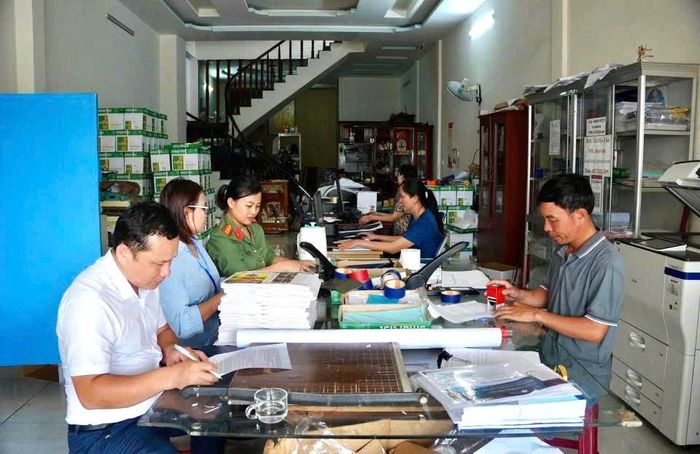 Lực lượng công an và ngành liên quan kiểm tra các cơ sở in ấn trên địa bàn phường Bắc Gia Nghĩa trước kỳ thi