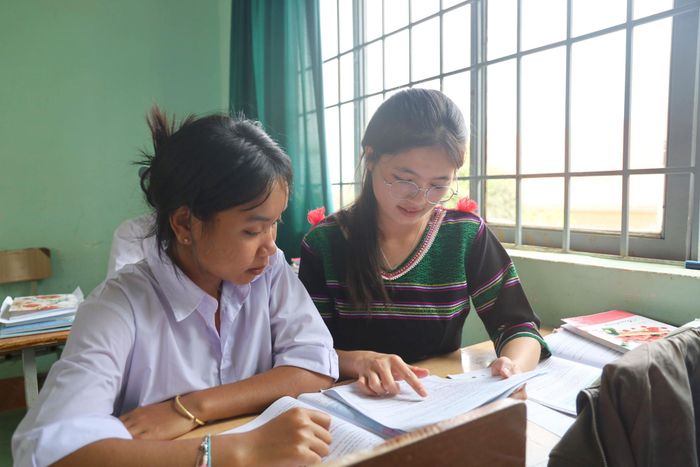 Học sinh Trường THPT Đắk Glong (xã Đắk Glong) hỗ trợ nhau cùng ôn tập trước kỳ thi