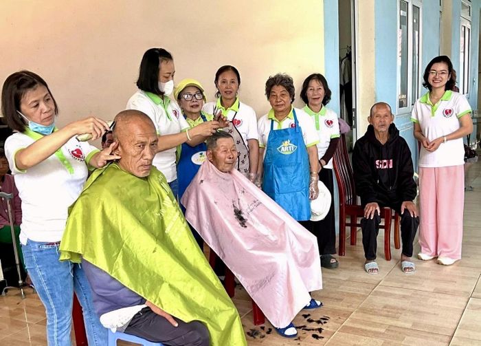 Hội viên Hội Bảo trợ Bệnh nhân nghèo - Người khuyết tật và Bảo vệ quyền trẻ em tỉnh cắt tóc cho người cao tuổi tại cơ sở bảo trợ xã hội
