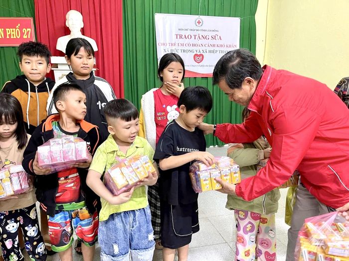 Hội Chữ thập đỏ tỉnh tặng sữa cho trẻ em có hoàn cảnh khó khăn tại xã Hiệp Thạnh.