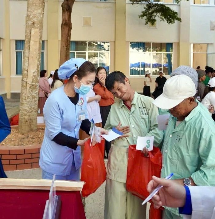 Tặng quà cho bệnh nhân tại Bệnh viện Đa khoa tỉnh Lâm Đồng