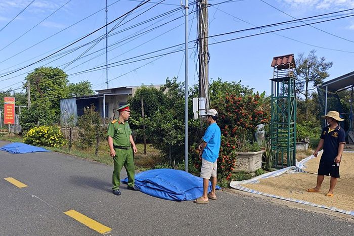 Công an xã Đạ Tẻh 2 tuyên truyền, nhắc nhở người dân không phơi nông sản trên lòng, lề đường (Ảnh: Lê Tiến)