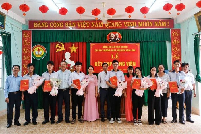 Lễ kết nạp Đảng tại Trường THPT Nguyễn Văn Linh