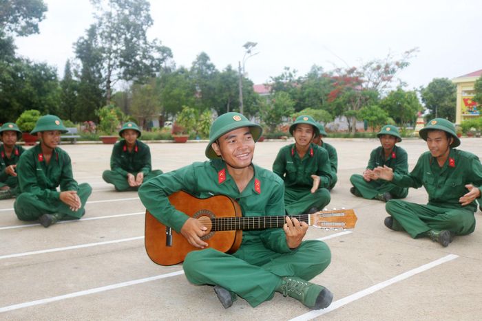 Chiến sĩ giải trí sau giờ luyện tập