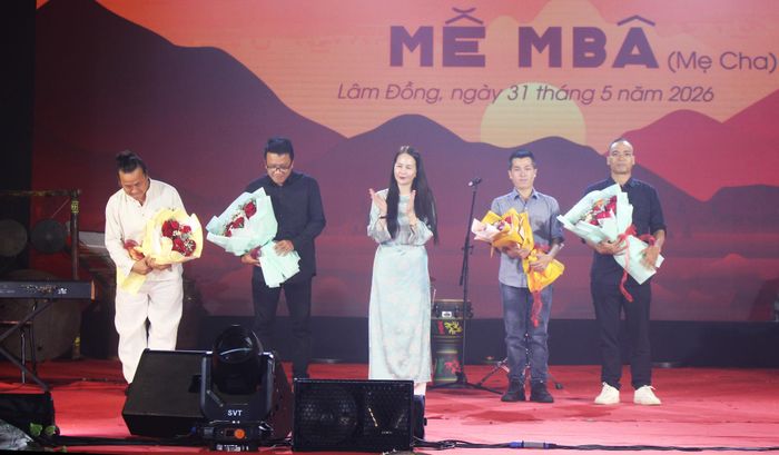 Bà Nguyễn Thị Bích Ngọc tặng hoa chúc mừng các nghệ sĩ sáng tạo làm nên thành công của vở diễn