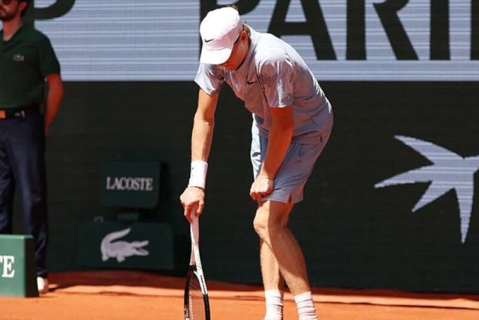 Jannik Sinner đang trải qua những buổi kiểm tra sức khỏe để làm rõ nguyên nhân đuối sức bất thường tại Roland Garros.