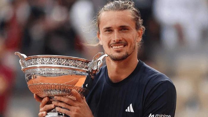 Zverev dường như "đóng băng cảm xúc" sau tình huống bóng cuối cùng trước khi nằm ra sân ăn mừng