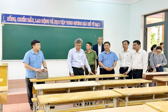 Đồng chí Nguyễn Minh, Tỉnh ủy viên, Phó Chủ tịch UBND tỉnh, Trưởng Ban Chỉ đạo Kỳ thi tốt nghiệp THPT tỉnh Lâm Đồng năm 2026 kiểm tra Điểm thi THPT Lê Quý Đôn - Tuy Đức, ngày 28/5