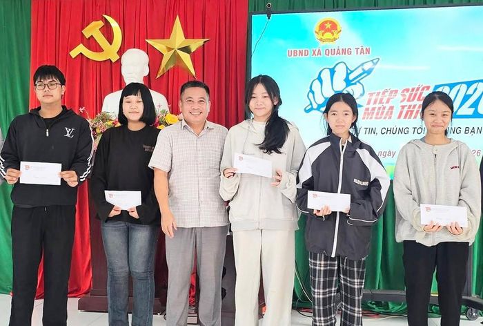 Xã Quảng Tân trao tặng quà, động viên các thí sinh tham dự Kỳ thi tốt nghiệp THPT năm 2026