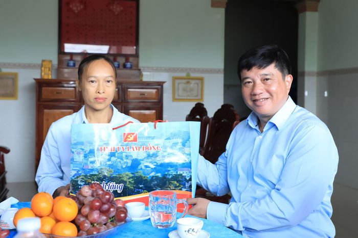 Bí thư Tỉnh ủy Lâm Đồng Y Thanh Hà Niê Kđăm tặng quà thương binh đặc biệt Lưu Thị Duyên, xã Đắk Wil