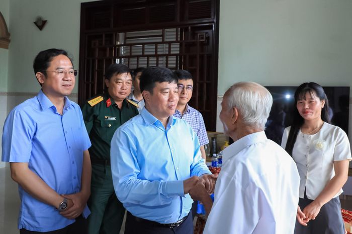 Bí thư Tỉnh ủy Lâm Đồng Y Thanh Hà Niê Kđăm cùng đoàn công tác đến thăm các gia đình chính sách tại xã Đắk Wil