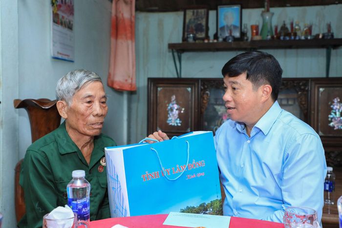 Bí thư Tỉnh ủy Lâm Đồng Y Thanh Hà Niê Kđăm tặng quà động viên gia đình thương binh Nguyễn Văn Tiêu, ở Buôn Trum, xã Đắk Wil