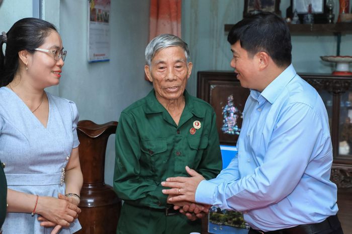 Bí thư Tỉnh ủy Lâm Đồng thăm hỏi, động viên gia đình thương binh Nguyễn Văn Tiêu, xã Đắk Wil