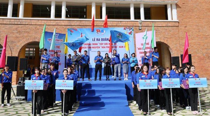 Các đội hình tình nguyện nhận Cờ Quyết thắng, sẵn sàng triển khai nhiệm vụ hỗ trợ thí sinh và hoạt động vì cộng đồng