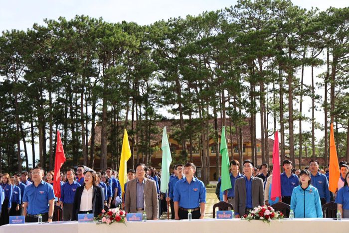 Đại biểu, đoàn viên, thanh niên thực hiện nghi thức chào cờ