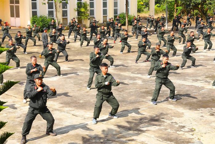 Cán bộ, chiến sĩ tập luyện các bài võ thuật Công an nhân dân ( Ảnh: Tư liệu)