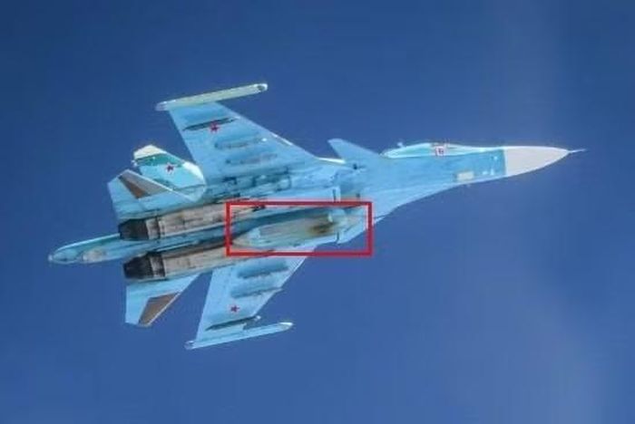 Pod trinh sát điện tử thụ động Sych trên máy bay ném bom Su-34.