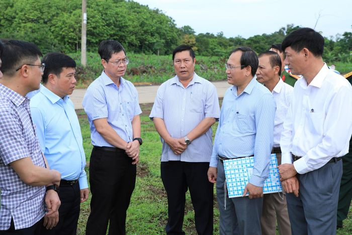 Lãnh đạo Ban Quản lý dự án đầu tư xây dựng số 3 báo cáo với đoàn công tác tình hình triển khai dự án trường liên cấp tại xã Đắk Wil