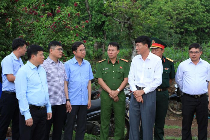 Bí thư Đảng ủy xã Đắk Wil Hoàng Văn Thuần báo cáo về tiến độ giải phóng mặt bằng dự án trường nội trú liên cấp