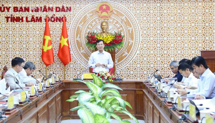 Ủy viên Ban Chấp hành Trung ương Đảng, Phó Bí thư Tỉnh ủy, Chủ tịch UBND tỉnh Hồ Văn Mười chủ trì cuộc họp