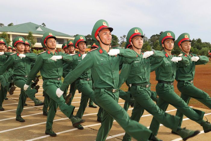 Chiến sĩ mới duyệt đội ngũ tại buổi lễ
