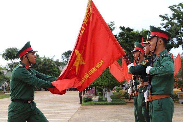 Binh nhì Lê Quang Anh Nhân đại diện cho các chiến sĩ mới đọc 10 lời thề danh dự của quân nhân