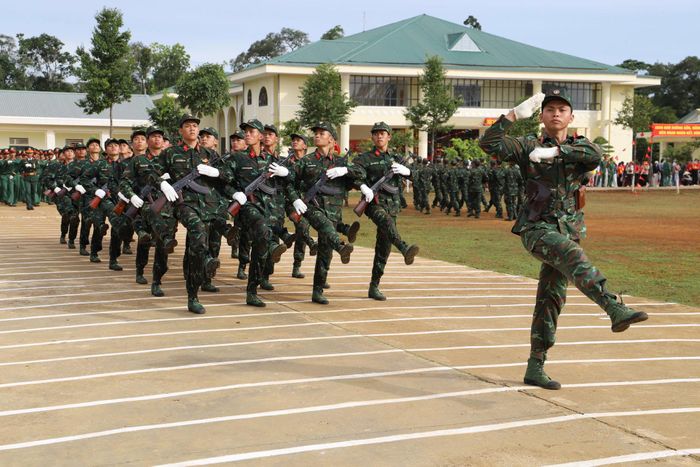 Chiến sĩ mới duyệt đội ngũ tại buổi lễ