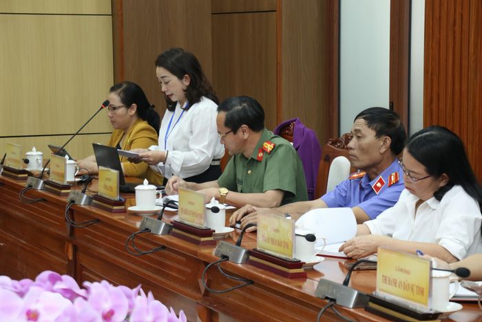 Các đơn vị báo cáo tại buổi tiếp công dân