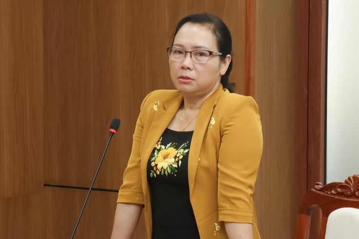 Đồng chí Mai Thị Xuân Trung, Phó Chủ tịch HĐND tỉnh báo cáo tại buổi tiếp công dân