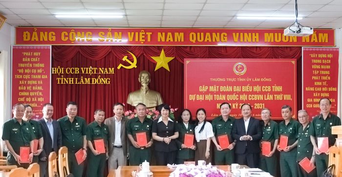 Phó Bí thư Tỉnh ủy, Chủ tịch Ủy ban MTTQ Việt Nam tỉnh Phạm Thị Phúc trao quà của Thường trực Tỉnh ủy cho đoàn đại biểu trước khi lên đường dự đại hội